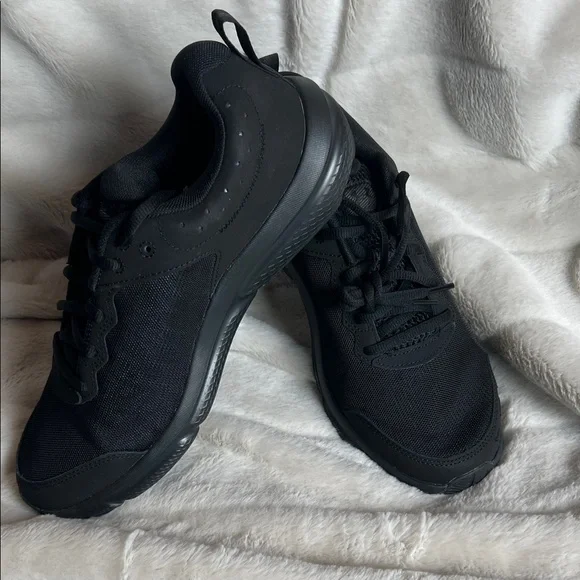 Under Armour UA Charged Assert 10 Black Athletic Shoes - Picture 2 of 6